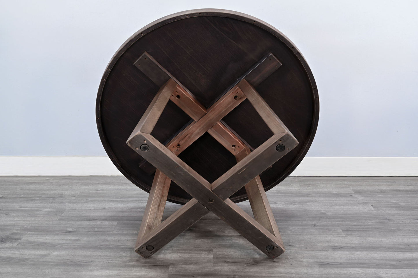 Mia - Round Table